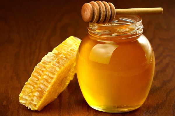Enjoy Raw Honey Benefits With A Honeycomb